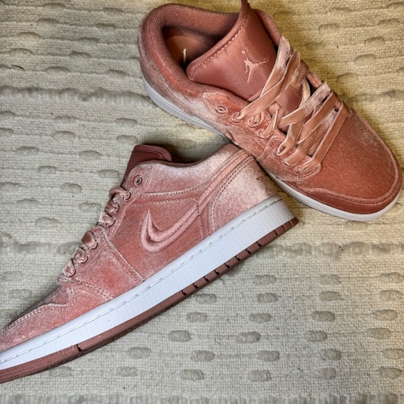 NEW- Air Jordan 1 Low SE Pink Velvet - Picture 9 of 11